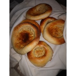 Frisch gebackenes traditionelles Fladenbrot mit Sesam zubereitet im originalen Grand Tandyr Lehmofen von Lyrin24