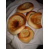 Frisch gebackenes traditionelles Fladenbrot mit Sesam zubereitet im originalen Grand Tandyr Lehmofen von Lyrin24
