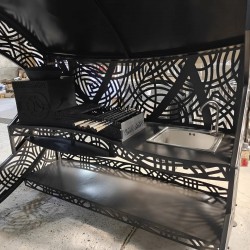 Der Grillkomplex „Altron“ besteht aus einem Grill mit Herd für einen Kessel und einem Spülbecken.