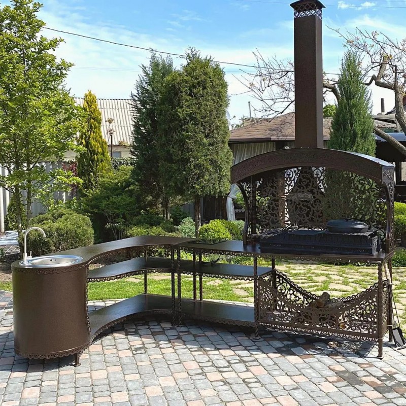 Grillplatz mit Ecktisch „Tamerlan +“ (zur Montage in einem Pavillon), Grill mit Spüle