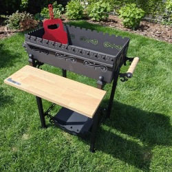 Mangal BBQ Vostok aus 4 mm Stahl – Premium Schaschlikgrill mit BBQ Deckel, Kazan Halter & 12 Spießen