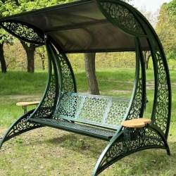 Luxuriöse Gartenschaukel aus Metall mit Überdachung und Schlaffunktion