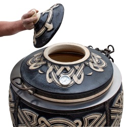 Abnehmbarer Kleindeckel des Lyrin24 Grand Tandyr Titan Tandoor Lehmofens zur optimalen Temperaturregelung